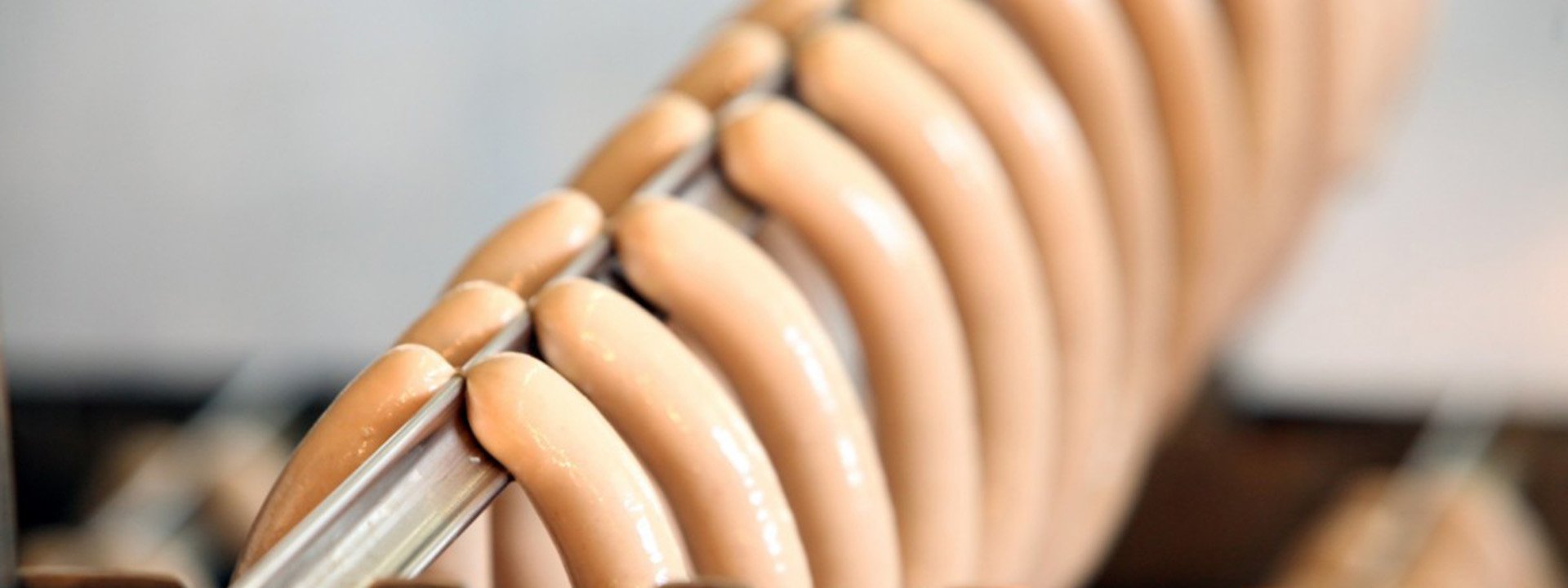 Frische Br&uuml;hw&uuml;rste aus eigener Herstellung in der Fleischerei
