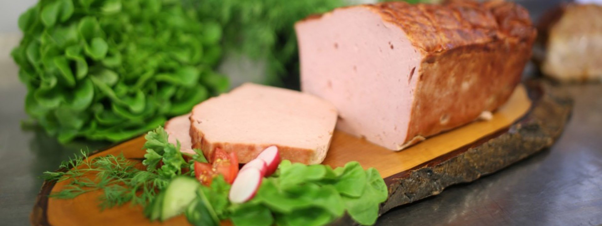 Fleischwurst mit frischem Aufschnitt, Salat und Kr&auml;utern