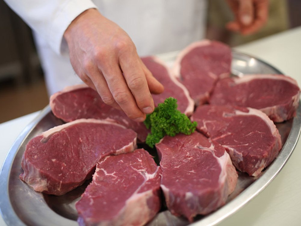 Frische Fleischst&uuml;cke werden f&uuml;r die Verkaufstheke vorbereitet