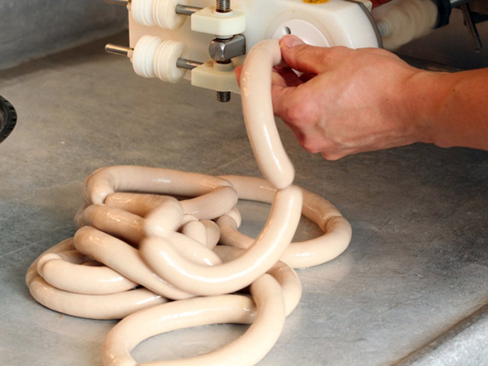 Frische Br&uuml;hw&uuml;rste werden in der Fleischerei hergestellt