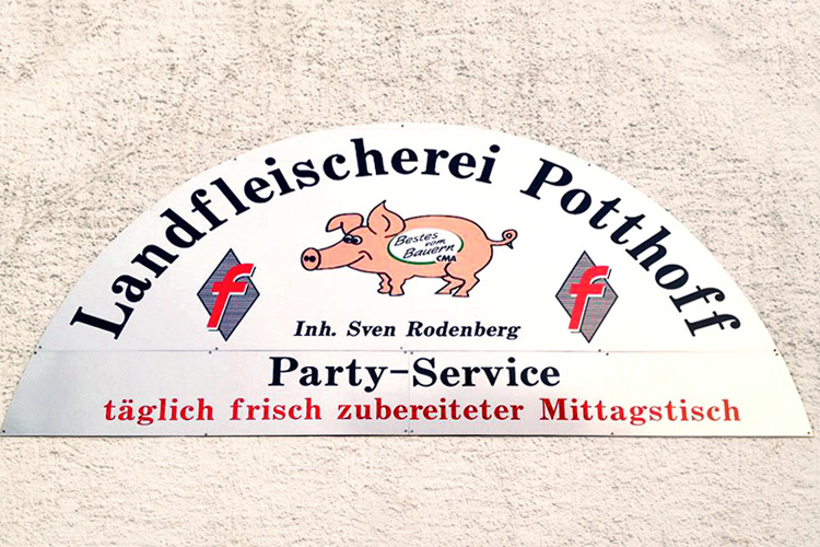 Landfleischerei Potthoff – Partyservice & Mittagstisch Schild der Landfleischerei Potthoff mit Hinweis auf Partyservice und täglich frisch zubereiteten Mittagstisch
