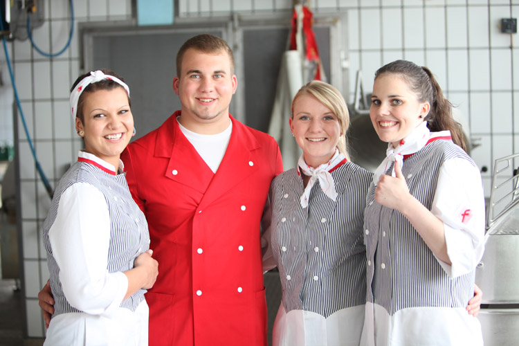 Team der Landfleischerei Potthoff Vier Mitarbeiter der Landfleischerei Potthoff in Arbeitskleidung