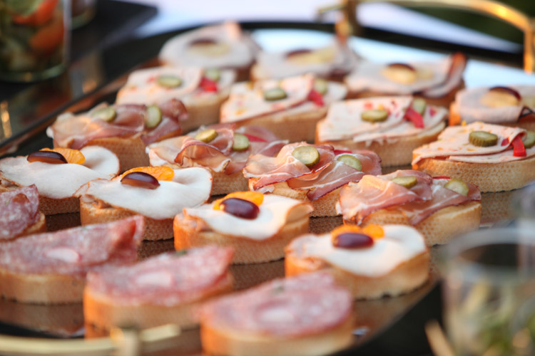 Partyservice mit belegten Häppchen Belegte Häppchen mit Wurst, Schinken und Käse für den Partyservice