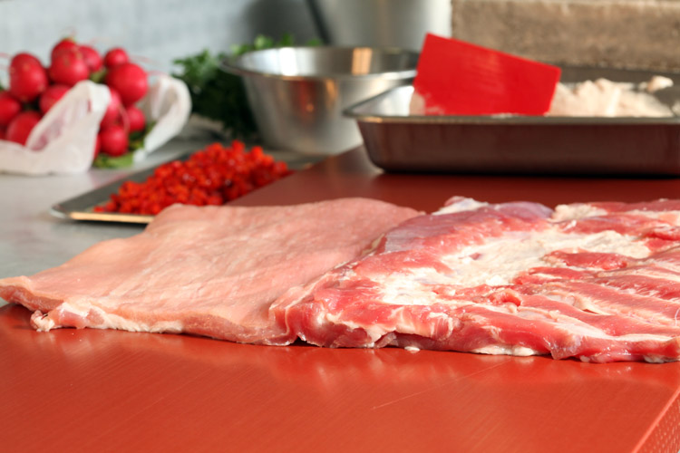 Frisches Fleisch für die Verarbeitung Frische Fleischstücke auf einer Arbeitsfläche in der Fleischerei