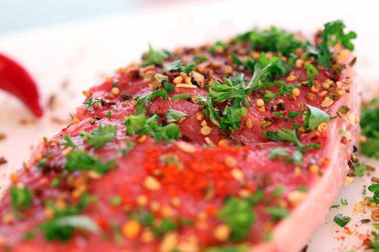 Mariniertes Fleisch mit Kräutern und Gewürzen Frisches Fleisch mit Kräutern und Gewürzen für die weitere Zubereitung