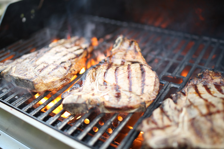 Frisches Grillfleisch vom Rost Gegrillte Fleischstücke mit kräftigen Grillstreifen auf dem heißen Rost
