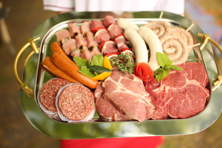 Grillfleisch und Würstchen für den Grill Platte mit verschiedenen Fleischstücken, Würstchen und Grillspießen
