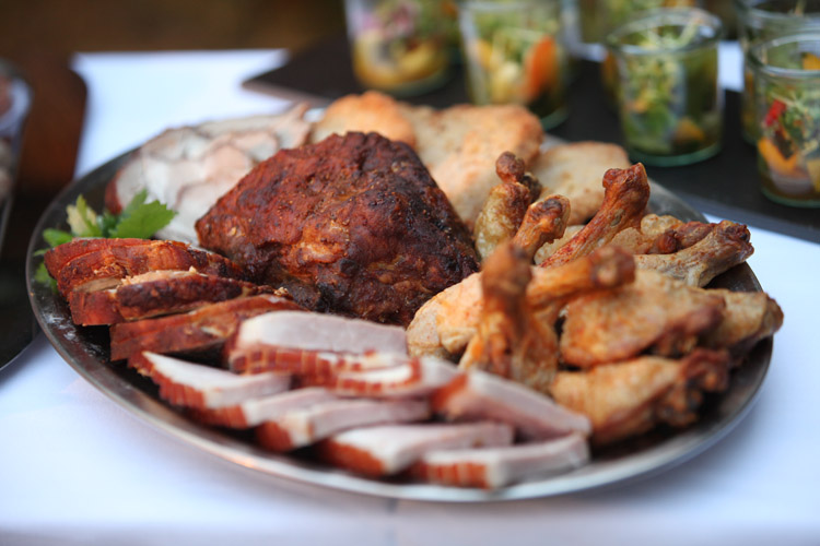Fleischplatte mit Braten und Geflügel Platte mit Braten, Geflügel und verschiedenen Fleischspezialitäten
